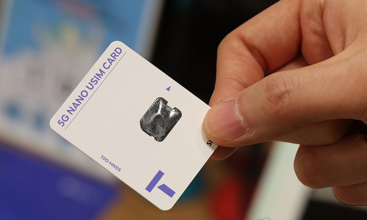 SK텔레콤이 28일부터 2300만명에 달하는 전 고객을 대상 유심 무상 교체를 실시하기로 결정했다. 사진은 지난 25일 서울 한 SKT 대리점에서 한 직원이 유심 카드를 들어 보이고 있다. /연합뉴스