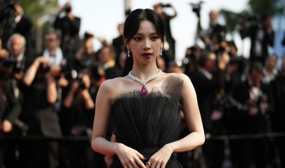 칸영화제서 포즈 취하는 에스파 카리나 /연합뉴스