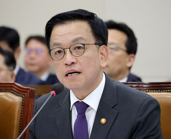 최상목 경제부총리 겸 기획재정부 장관이 30일 서울 국회에서 열린 기획재정위원회 전체회의에서 의원 질의에 답변하고 있다. /연합뉴스