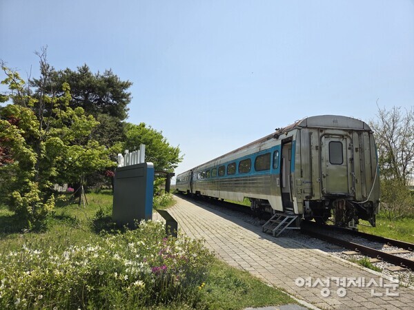 더 이상 달리지 않고 멈춰서 있는 임피역  꼬마 열차 /사진=박종섭