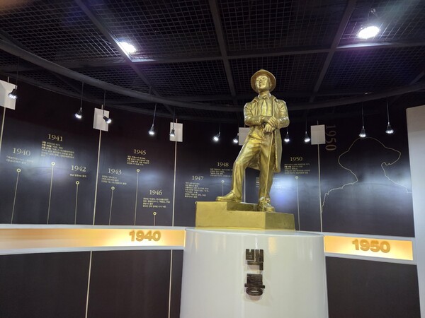 소설가 채만식의 동상 앞에서 /사진=박종섭