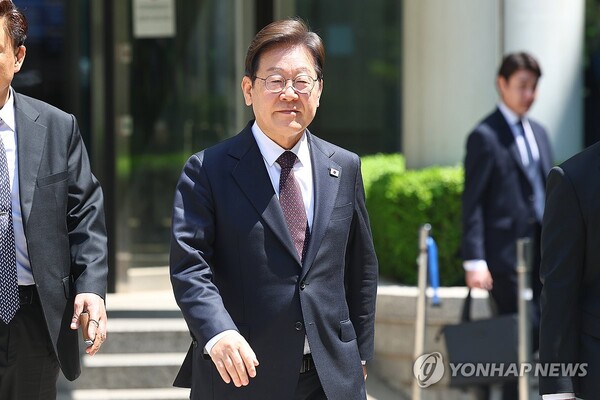 더불어민주당 이재명 대선 후보가 지난달 29일 서울 서초구 서울중앙지방법원에서 열린 '대장동 배임ㆍ성남FC 뇌물' 1심 속행 공판이 끝난 뒤 법원을 나서고 있다. /연합뉴스 