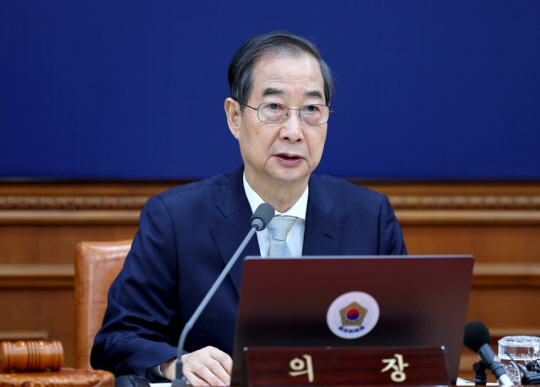 한덕수 대통령 권한대행이 정부서울청사에서 열린 국무회의에서 발언하고 있다. /연합뉴스