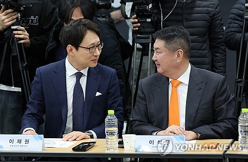 빗썸코리아 이재원 대표(왼쪽)과 이석우 두나무 대표이사가 지난해 2월 7일 오후 서울 마포구 프론트원에서 열린 '가상자산사업자 CEO 간담회'에서 간담회 시작을 기다리며 대화를 하고 있다. /연합뉴스