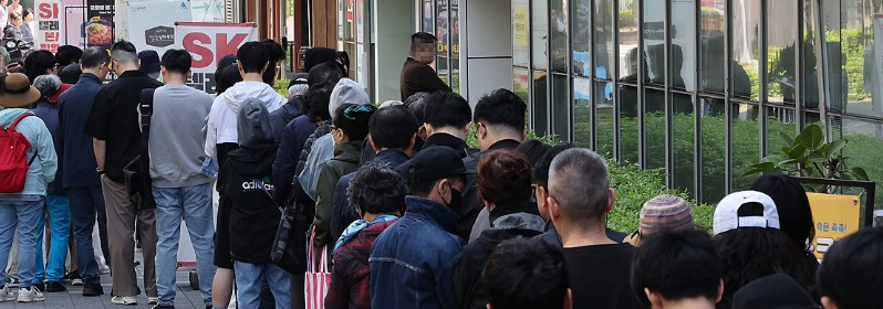 지난 28일 서울 시내 한 SKT 대리점에서 시민들이 유심 교체를 위해 줄을 서 차례를 기다리고 있다. /연합뉴스