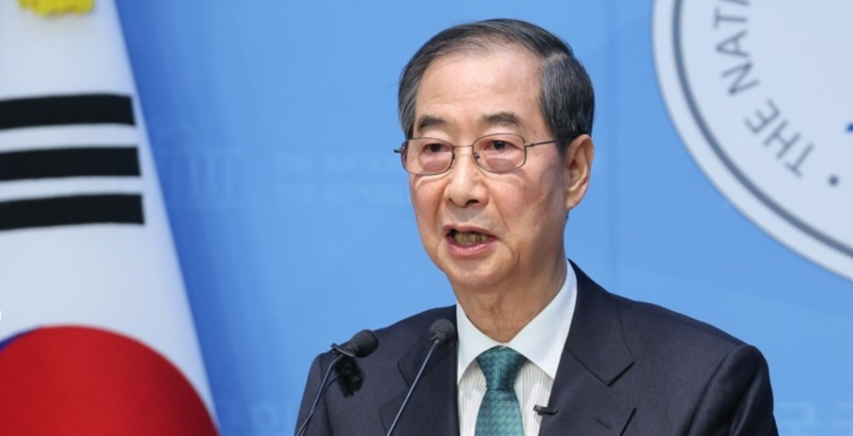 한덕수 전 대통령 권한대행 국무총리가 2일 서울 여의도 국회 소통관에서 대통령 선거 출마를 선언하고 있다. /연합뉴스