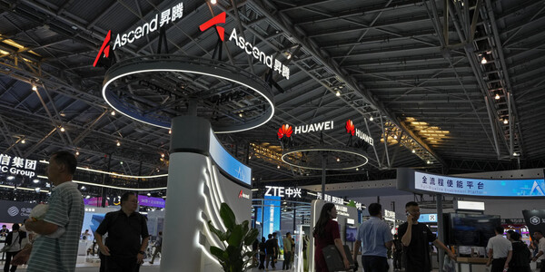 지난해 7월 중국 상하이에서 열린 세계 인공지능 컨퍼런스의 화웨이 전시장. 차세대 인공지능 칩 어센드(Ascend) 시리즈가 소개되고 있다./AP=연합뉴스