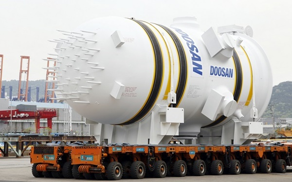 두산중공업의 원전 대표 상품 1400MW급 원전 원자로 이송 장면 /두산중공업