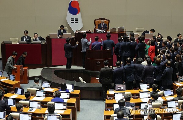 국민의힘 의원들이 1일 국회에서 열린 본회의에서 우원식 국회의장이 최상목 경제부총리 겸 기획재정부 장관 탄핵소추안을 추가 상정하자 항의하고 있다. /연합뉴스