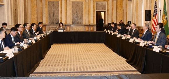 지난달 24일(현지시간) 최상목 전 경제부총리 겸 기획재정부 장관이 안덕근 산업통상자원부 장관과 함께 미국 재무부에서 열린 ‘한-미 2+2 통상협의(Trade Consultation)’ 참석해 스콧 베센트 미국재무장관, 제이미슨 그리어 미국무역대표부(USTR) 대표와 회의를 하고 있다. /기획재정부