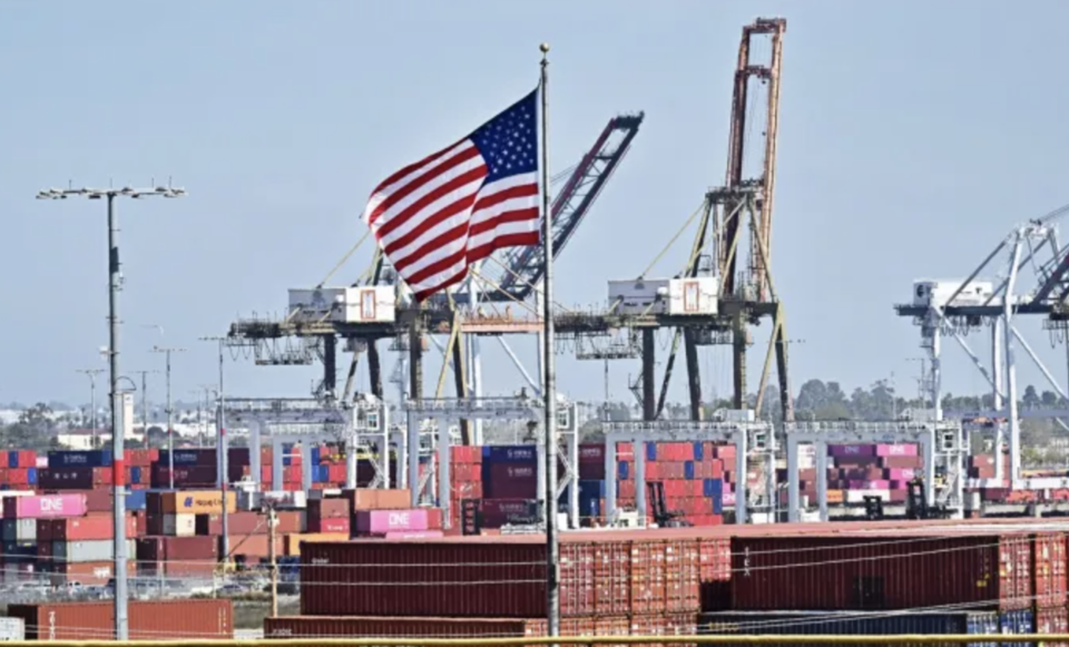 작년 한해 미국의 무역적자는 9200억 달러에 달했다. 서비스를 뺀 제품 무역만 보면 무역적자가 1조 2000억 달러에 이른다. /AFP=연합뉴스