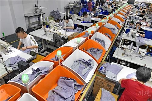  큰돈을 벌어들인 중국인의 복지는 제자리걸음이다. 농민공이 되거나 배달업에 종사하며 뼈 빠지게 일했지만 실업은 오히려 늘어나고 살기는 더 빠듯해진다. /사천일보=연합뉴스