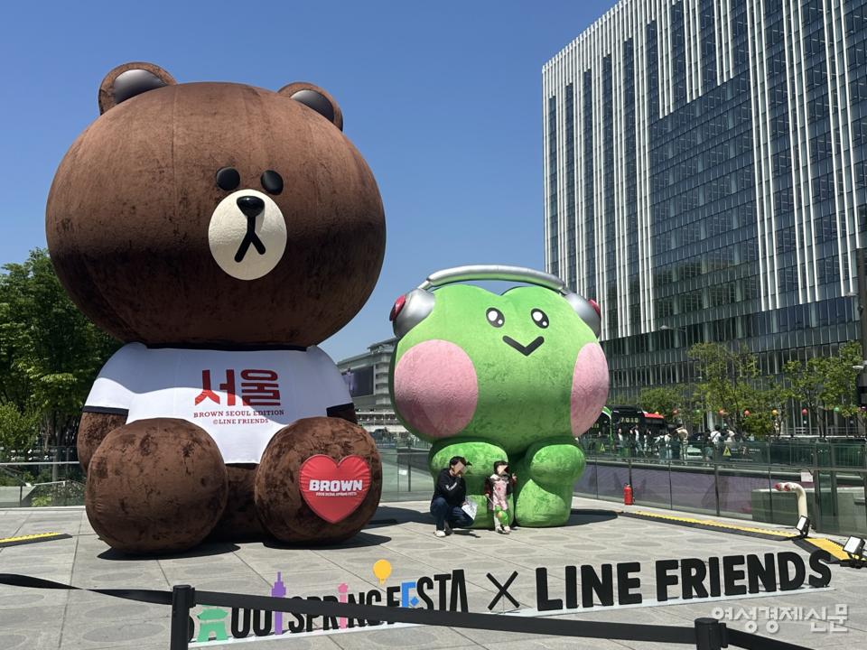글로벌 인기 캐릭터 라인프렌즈 브라운과 함께하는 포토존. /김정수 기자 