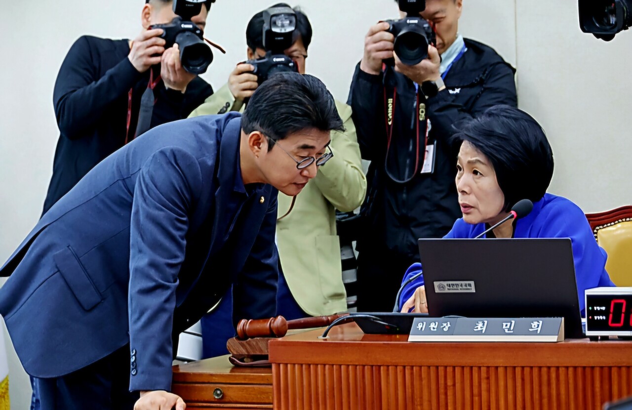 10일 국회에서 열린 과학기술정보방송통신위원회 전체회의에서 최민희 위원장이 민주당 노종면 의원과 대화를 나누고 있다. /연합뉴스