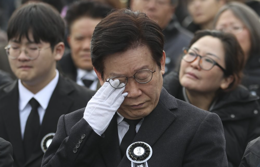 지난 2019년 12월 10일 오전 서울 광화문광장에서 열린 오종렬 한국진보연대 총회의장 영결식에서 이재명 경기지사가 눈물을 닦고 있다. /연합뉴스