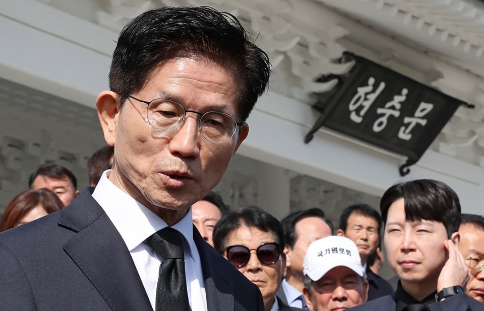 국민의힘 김문수 대선 후보가 지난 5월 4일 서울 동작구 국립서울현충원을 찾아 현충탑에 참배를 마친 뒤 취재진에 발언하고 있다. /연합뉴스