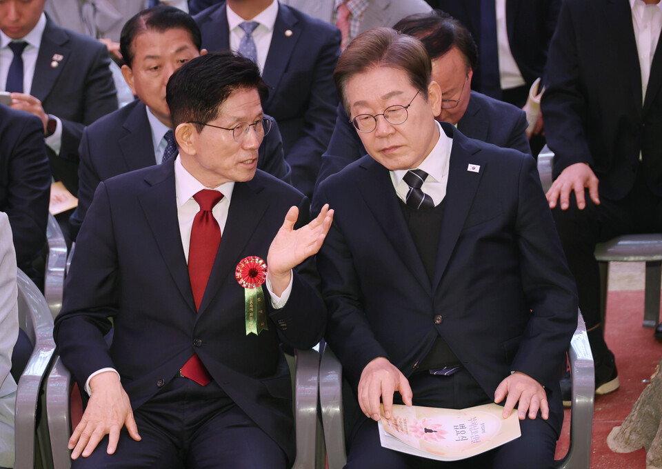 더불어민주당 이재명 대선 후보(오른쪽)와 국민의힘 김문수 대선 후보가 5일 서울 종로구 조계사에서 열린 불기 2569년 부처님오신날 봉축법요식에 참석해 대화하고 있다. /연합뉴스