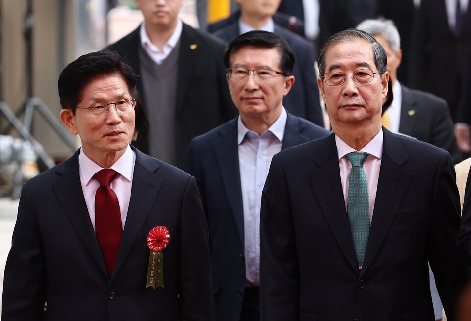 국민의힘 김문수 대선 후보(왼쪽)와 무소속 한덕수 대선 예비후보가 5일 서울 종로구 조계사에서 열린 불기 2569년 부처님오신날 봉축법요식에 참석하고 있다. /연합뉴스