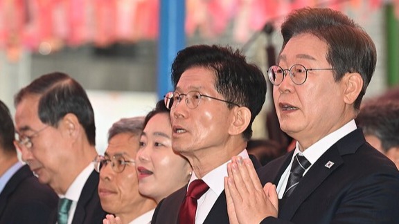 5일 서울 종로구 조계사에서 열린 불기 2569년 부처님오신날 봉축법요식에 대선 후보들이 참석해 합장하고 있다. /연합뉴스