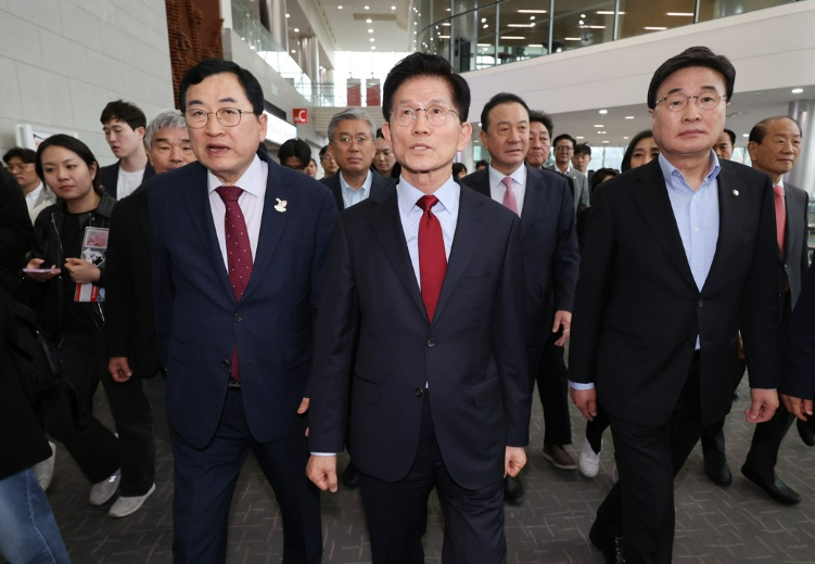 김문수 국민의힘 대선 후보가 6일 아시아태평양경제협력체(APEC) 회의장인 경북 경주시 경주화백컨벤션센터를 찾아 초선·재선 대표인 김대식의원(오른쪽)과 주낙영 경주시장(왼쪽)과 이동하고 있다. /연합뉴스