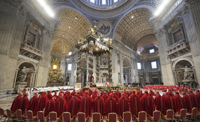 지난달 30일 추기경들이 프란치스코 교황 추모 미사에 참석하고 있다. 추기경들은 교황 선종 후 교황을 뽑는다. /연합뉴스