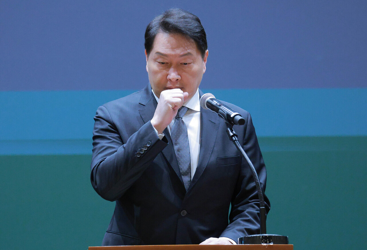 최태원 SK그룹 회장이 7일 서울 중구 SKT 타워에서 열린 유심 정보 유출 관련 일일 브리핑에 참석, SK텔레콤에서 일어난 해킹 피해에 대해 사과하고 있다. /연합뉴스