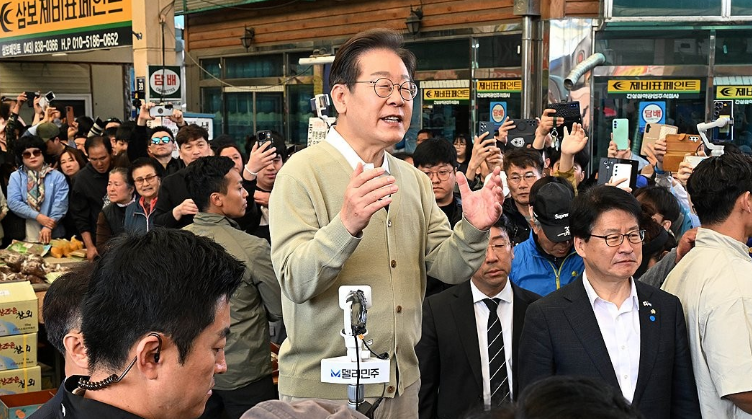 이재명 더불어민주당 대선 후보가 지난 6일 충북 증평군 증평장뜰시장에서 지지를 호소하고 있다. /연합뉴스