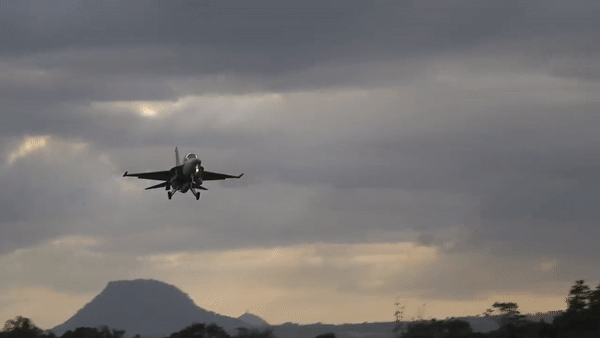 폴란드에 수출한 한국항공우주의 전투기 FA-50의 저공 비행 모습 /한국항공우주