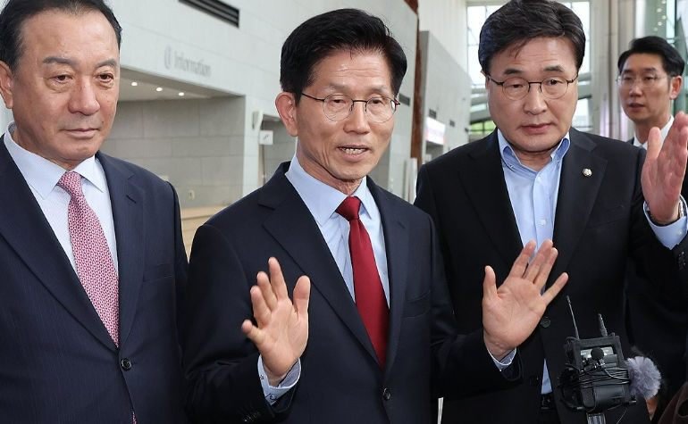 김문수 국민의힘 대선 후보가 지난 6일 아시아태평양경제협력체(APEC) 회의장인 경북 경주시 경주화백컨벤션센터에서 한덕수 무소속 대선 예비후보와의 단일화 압박에 반발하며 후보 일정 중단을 선언하고 있다. 김 후보 양 옆으로는 엄태영·김대식 의원이 서 있다. /연합뉴스