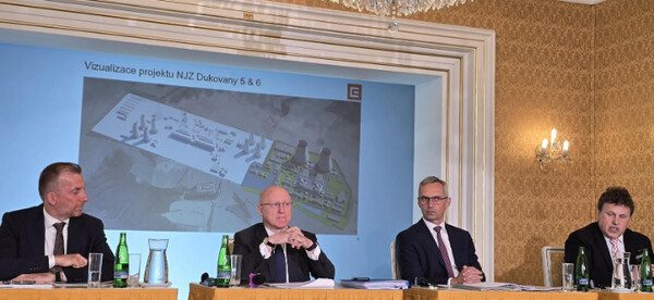 기자회견하는 체코전력공사 관계자들. 왼쪽부터 파벨 시라니 CEZ 이사회 부의장, 다니엘 베네쉬 CEZ 그룹 CEO, 토마시 플레스카치 CEZ 신사업 본부장, 페테르 자보드스키(Petr Zavodsky) EDU II CEO /산업통상자원부