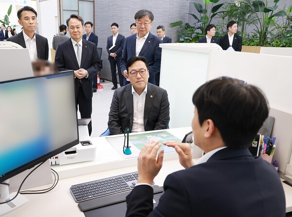 김병환 금융위원장이 8일 서울 중구 신한은행 본점에서 진옥동 신한금융그룹 회장 등과 함께 은행권 소상공인 금융지원 방안 시행 현장을 점검하고 있다. /금융위원회