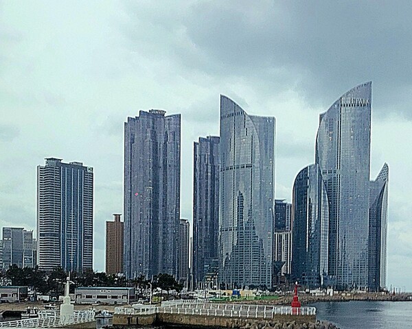 외관 재료를 전부 유리로 쓴 초고층 아파트, 유리 벽의 내부는 주거 성능에 얼마나 긍정적일까? 불이 켜지면 집안이 노출되는 유리 집의 특성 때문에 내부 공간에서 지내는 삶의 질은 형편없을 것이다. /김정관