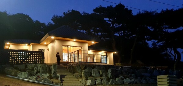 필자 설계 경남 양산 단독주택 석경수헌, 방문했던 손님을 배웅하는 건축주의 모습이 불 밝혀진 집처럼 정겹다. /김정관