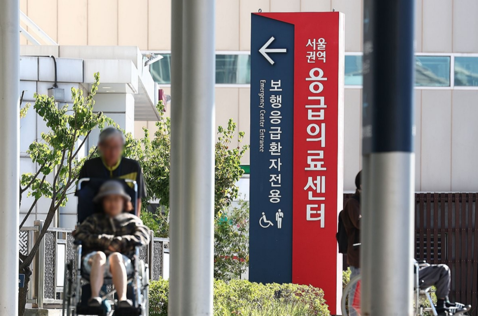 징검다리 연휴인 지난해 10월 3일 서울 시내 한 대형병원에서 환자와 보호자가 이동하고 있다. /연합뉴스