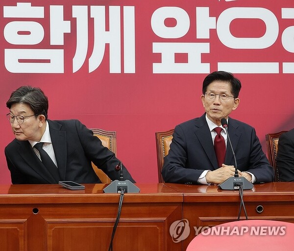 4일 국회에서 열린 국민의힘 선거대책위원회 회의에서 권성동 원내대표와 김문수 대선 후보 /연합뉴스