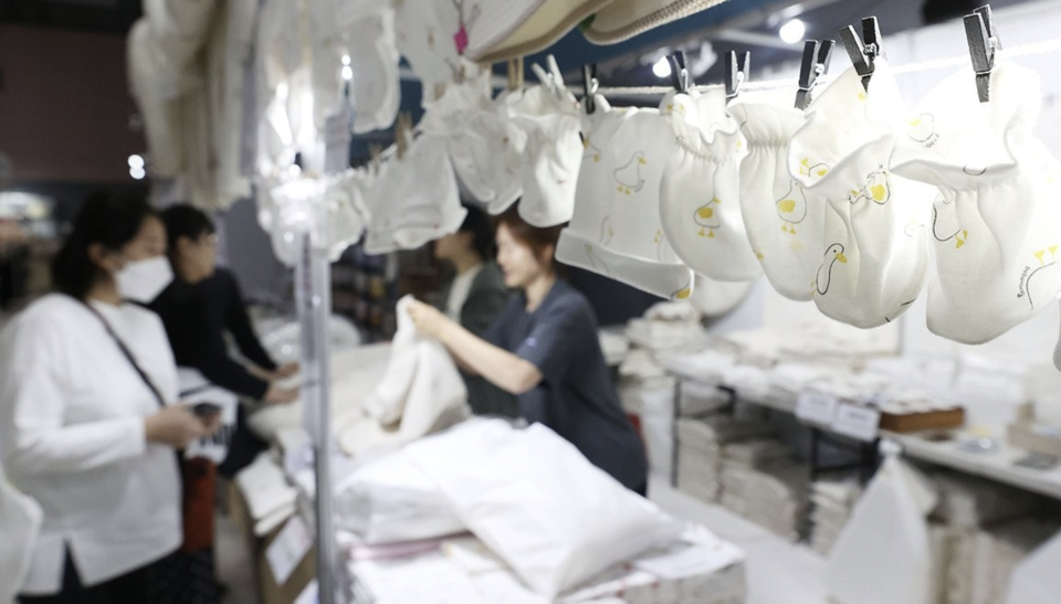 2024년 10월 18일 오전 서울 강남구 세텍에서 열린 '2024 서울 하이 베이비페어'에서 임산부 등이 신생아 용품을 구매하고 있다. /연합뉴스