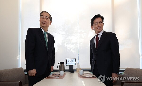 국민의힘 김문수 대선후보(오른쪽)와 무소속 한덕수 대선 예비후보 /연합뉴스