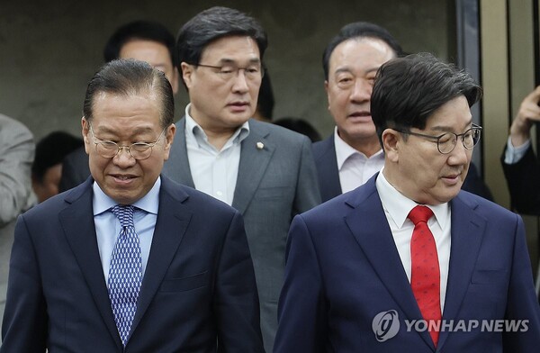 국민의힘 권영세 비상대책위원장과 권성동 원내대표가 8일 서울 여의도 국회에서 열린 의원총회에 참석하고 있다. /연합뉴스