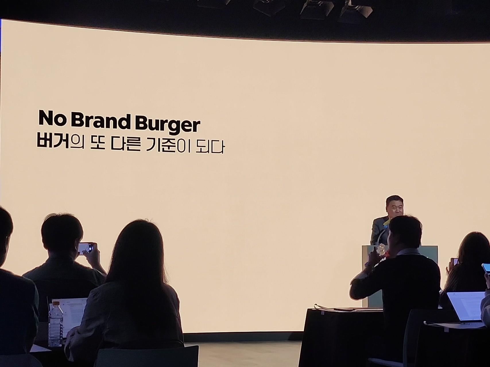 신세계푸드는 8일 코엑스에서 기자간담회를 갖고 노브랜드 버거의 성장 전략 일환으로 제품 리뉴얼과 신규 가맹 모델을 발표했다. 강승협 신세계푸드 대표이사가 발표하고 있는 모습 /류빈 기자