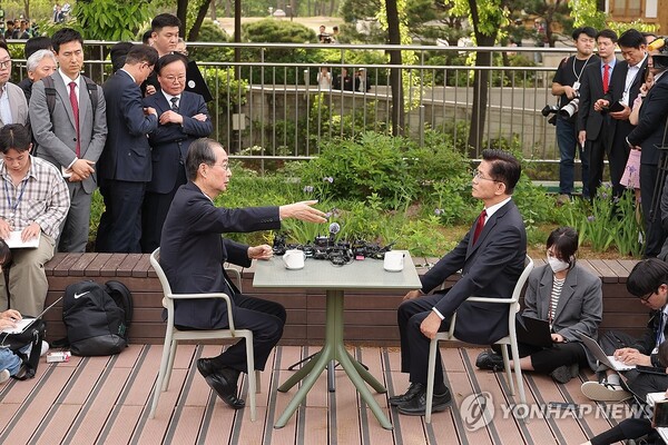 국민의힘 김문수 대선후보와 무소속 한덕수 대선 예비후보가 8일 서울 국회 사랑재에 위치한 커피숍에서 후보 단일화 관련 회동을 하고 있다. /연합뉴스