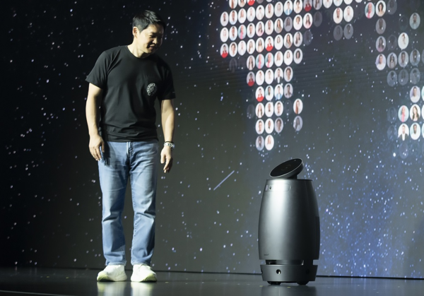 지난달 23일 최성환 SK네트웍스 사업총괄 사장 겸 나무엑스 경영자문이 웰니스 로봇을 시연하고 있다. /SK네트웍스