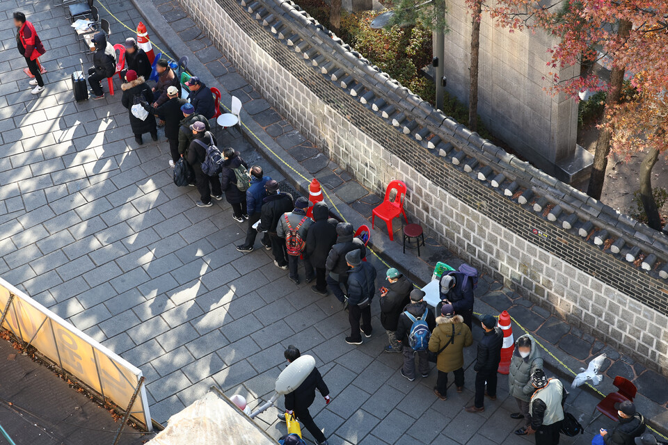 서울 종로구 탑골공원 원각사 노인무료급식소 앞이 식사를 기다리는 어르신들로 붐비고 있다. /연합뉴스