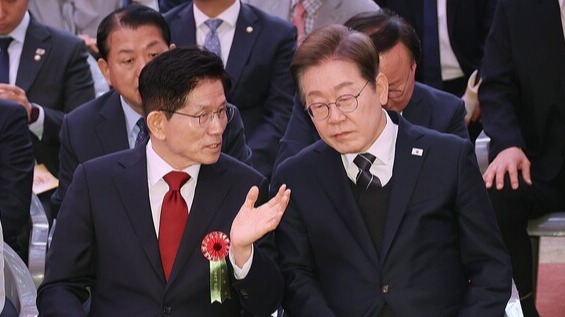 더불어민주당 이재명 대선 후보(오른쪽)와 국민의힘 김문수 대선 후보가 5일 서울 종로구 조계사에서 열린 불기 2569년 부처님오신날 봉축법요식에 참석해 대화하고 있다. ／연합뉴스