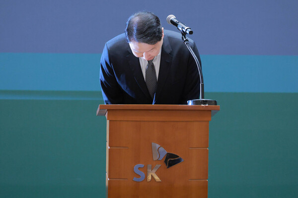 최태원 SK그룹 회장이 7일 서울 중구 SKT타워에서 열린 유심 정보 유출 관련 일일 브리핑에 참석해 SK텔레콤에서 일어난 해킹 피해에 대해 고개 숙여 사과하고 있다. /연합뉴스