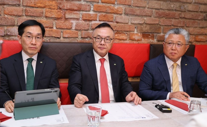 황주호 한국수력원자력 사장(가운데)이 8일(현지시간) 체코 프라하에서 진행된 기자간담회에서 기자들의 질문에 답변하고 있다. /한국수력원자력