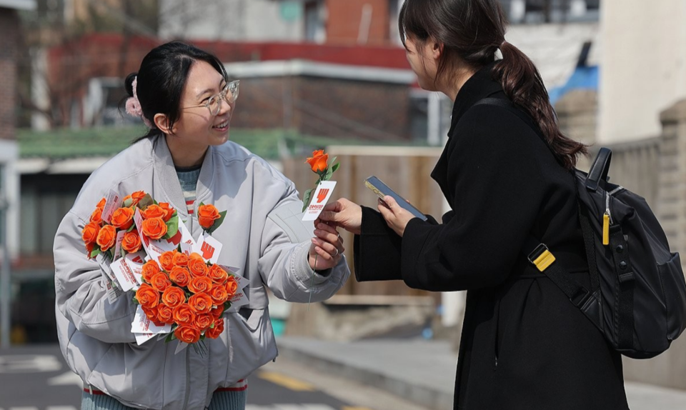 '3·8 세계 여성의 날'을 하루 앞둔 지난 7일 서울 성북구 동덕여자대학교 앞에서 한국여성의전화 관계자들이 학생들에게 장미꽃을 주고 있다. /연합뉴스