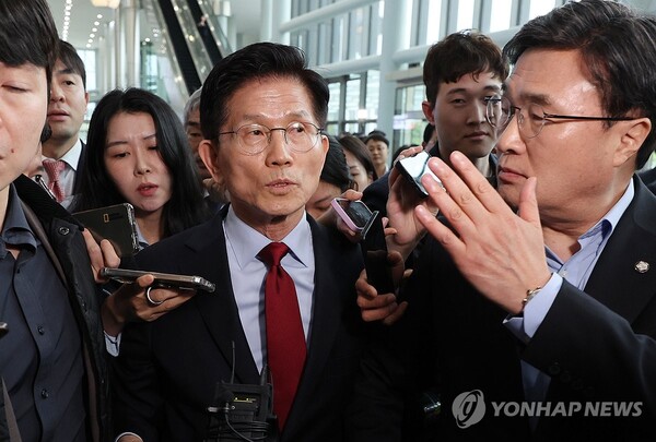 국민의힘 김문수 대선 후보가 6일 아시아태평양경제협력체(APEC) 회의장인 경북 경주시 경주화백컨벤션센터에서 이동하고 있다. /연합뉴스