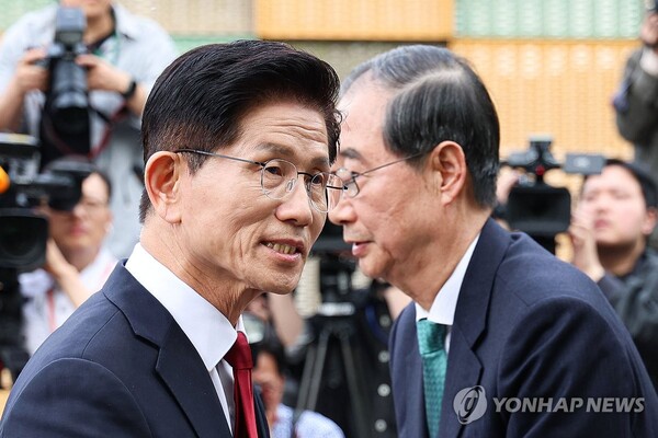 국민의힘 김문수 대선후보와 무소속 한덕수 대선 예비후보가 8일 서울 국회 사랑재에 위치한 커피숍에서 회동을 마친 후 인사하고 있다./연합뉴스 