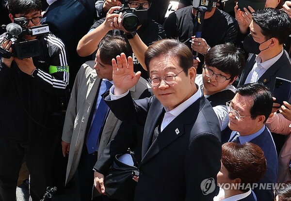 영남 신라벨트 골목골목 경청투어에 나선 더불어민주당 이재명 대선 후보가 10일 경남 창녕군 창녕공설시장을 찾아 지지자들을 향해 손을 흔들며 인사하고 있다. /연합뉴스