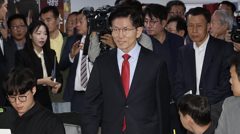 김문수 국민의힘 대선 후보가 10일 서울 여의도 캠프 사무실에서 사상 초유의 대선 후보 교체 강행에 대한 입장을 밝히기 위해 긴급 기자회견에 나서고 있다. /연합뉴스